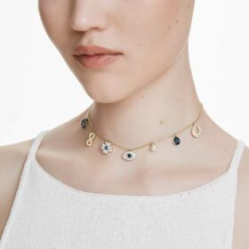 Collier ras-du-cou Symbolica : perle de cristal, lune, Infinity, trèfle, œil maléfique et fer à cheval, bleu, plaqué or Collier ras-du-cou Symbolica : perle de cristal, lune, Infinity, trèfle, œil maléfique et fer à cheval, bleu, plaqué or
