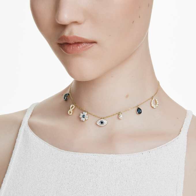 Collier ras-du-cou Symbolica : perle de cristal, lune, Infinity, trèfle, œil maléfique et fer à cheval, bleu, plaqué or Collier ras-du-cou Symbolica : perle de cristal, lune, Infinity, trèfle, œil maléfique et fer à cheval, bleu, plaqué or
