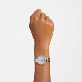 Montres Cosmopolitan « Swiss Made », bracelet en métal, teinte argentée, finition mélange de métaux