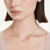 Pendentif Ariana Grande X Swarovski, tailles variées, libellule, multicolore, plaqué rhodium Pendentif Ariana Grande X Swarovski, tailles variées, libellule, multicolore, plaqué rhodium
