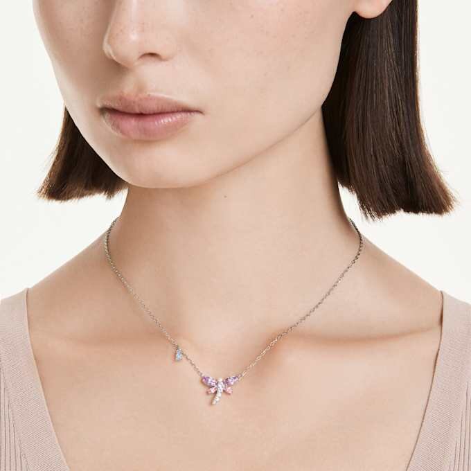 Pendentif Ariana Grande X Swarovski, tailles variées, libellule, multicolore, plaqué rhodium Pendentif Ariana Grande X Swarovski, tailles variées, libellule, multicolore, plaqué rhodium