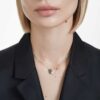 Pendentif Cygne, noir, finition métaux mélangés