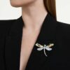Broche et accessoire pour cheveux Ariana Grande X Swarovski : perle en cristal, tailles variées, libellule, blanc, plaqué rhodium Broche et accessoire pour cheveux Ariana Grande X Swarovski : perle en cristal, tailles variées, libellule, blanc, plaqué rhodium