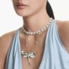Collier Ariana Grande X Swarovski, taille ronde, fleur, blanc, plaqué rhodium Collier Ariana Grande X Swarovski, taille ronde, fleur, blanc, plaqué rhodium
