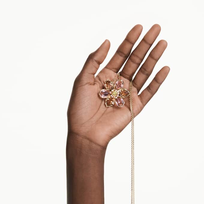 Pendentif et broche Idyllia, tailles variées, fleur, multicolore, plaqué or Pendentif et broche Idyllia, tailles variées, fleur, multicolore, plaqué or