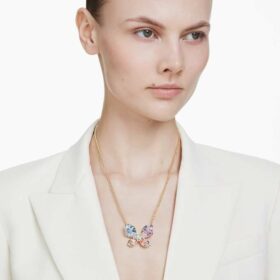 Pendentif et broche Idyllia : tailles variées, pavé, papillon, multicolore, plaqué or