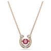Pendentif Symbolica, taille ronde, pavé, fer à cheval, rouge, plaqué or rose Pendentif Symbolica, taille ronde, pavé, fer à cheval, rouge, plaqué or rose